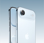 „iPhone Air“, dangaus žydros spalvos, nugarėlė iš kampo, „Fusion“ kameros sistema viršuje, kameros valdiklio mygtukas, priekis, viso ekrano dizainas, veiksmo ir garsumo mygtukai