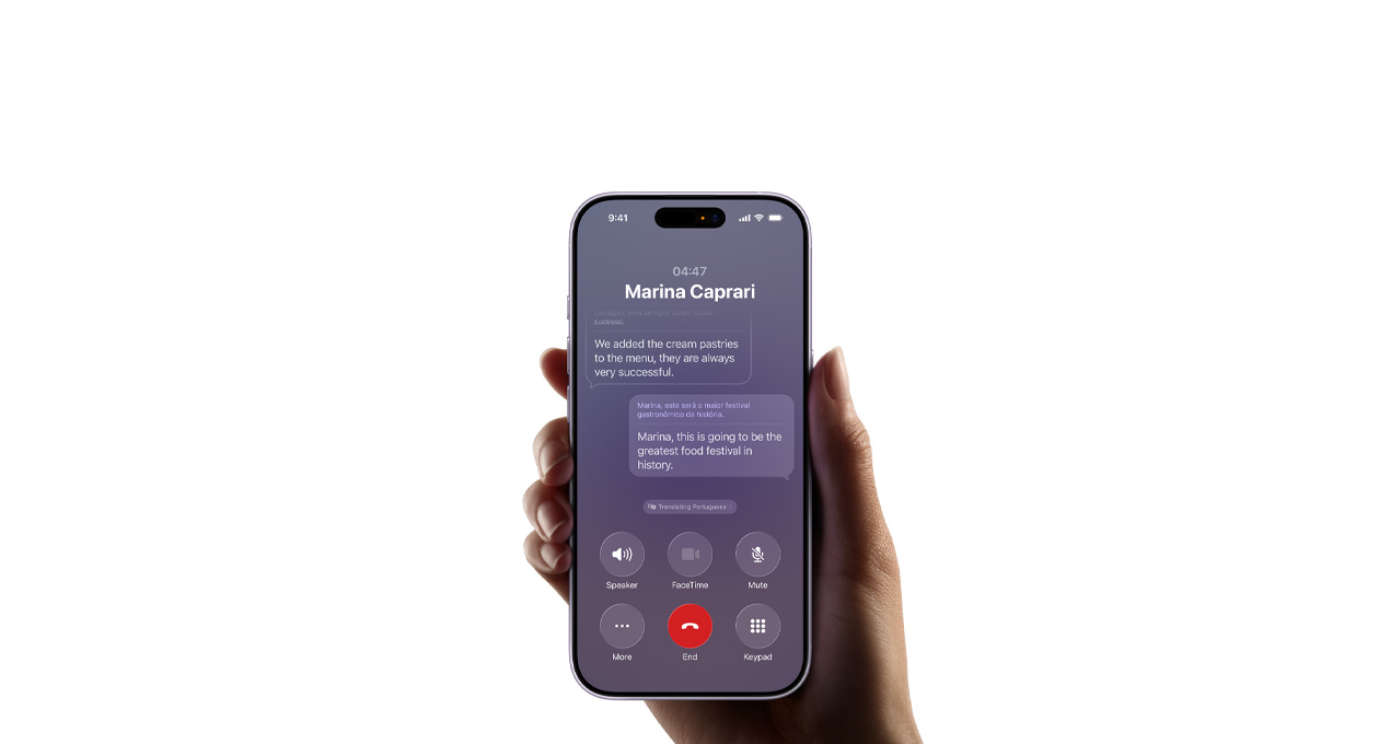 Rankoje laikomas „iPhone 17“, kuriame rodoma „Apple Intelligence“ sinchroninio vertimo funkcija