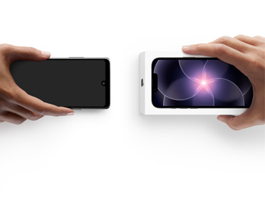 Una mano sostiene un teléfono Android sin su caja y, al lado, una mano sostiene un nuevo iPhone 17e dentro de su caja para hacer el canje