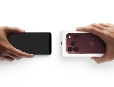 Una mano sostiene un teléfono Android sin su caja y, al lado, una mano sostiene un nuevo iPhone 18 Pro dentro de su caja para hacer el canje