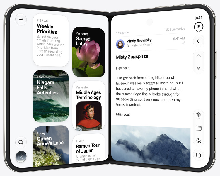 iPhone Duo, açık kitap pozisyonunda dikey duruyor, sol panelde Siri uygulaması, sağ panelde Mesajlar uygulaması gösteriliyor.