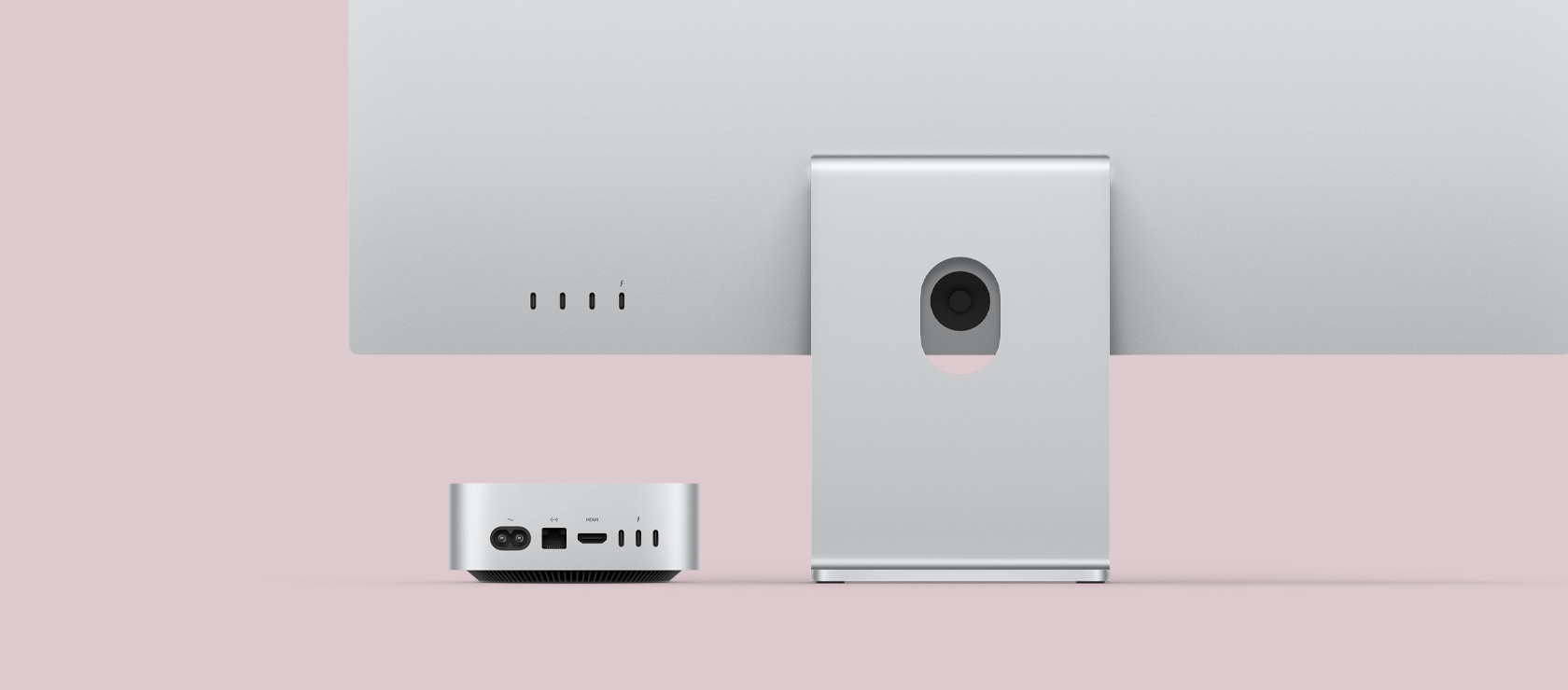 Πίσω όψη ασημί Mac mini και οθόνης Mac, με το Mac mini να δείχνει τις πίσω θύρες ενώ βρίσκεται τοποθετημένο κάτω από την οθόνη Mac