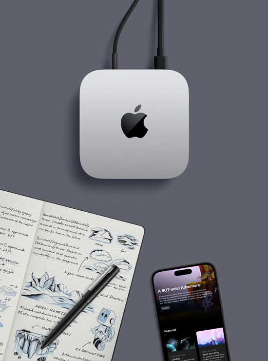 Κάτοψη ασημί Mac mini με το λογότυπο της Apple, σε μια διαμόρφωση γραφείου δίπλα σε ένα iPhone, ένα στυλό και ένα ανοιχτό σημειωματάριο που εμφανίζει χειρόγραφες σημειώσεις
