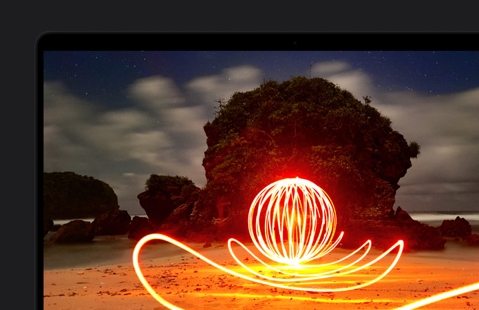 MacBook Pro Display mit einer extrem hellen Kunstinstallation an einem Strand, das den Kontrast des Displays durch den extremen Dynamikbereich zeigt