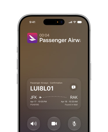 iPhone 17 Pro in Zilver met de Siri AI-feature Gesprekscontext. Op het scherm zijn vluchtbevestigingsgegevens te zien tijdens een telefoongesprek.